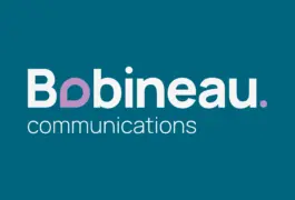 Zu sehen ist das Logo von Bobineau Communications. Der Hintergrund ist Petrol und das Logo Off-White und Flieder. Gestaltet von der Grafikdesignerin Theresa Fischer aus Oberau bei Garmisch-Partenkirchen. 