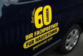 Zu sehen ist die Autobeklebung für die Firma Gaßner in Oberau in Oberbayern. Gestaltet wurde die Autobeklebung für das 60 jährige Jubiläum der Firma Gaßner im Jahr 2026. Gestaltet von Theresa Fischer.