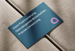 Zu sehen ist die Rückseite der Visitenkarte für Bobineau Communications. Hintergrund ist Petrol. Gestaltet von Grafikdesignerin Theresa Fischer aus Oberau bei Garmisch-Partenkirchen.