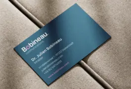 Zu sehen ist die Vorderseite der Visitenkarte für Bobineau Communications. Hintergrund ist Petrol. Gestaltet von Grafikdesignerin Theresa Fischer aus Oberau bei Garmisch-Partenkirchen.