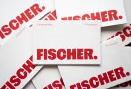 Zu sehen ist die Visitenkarte für Theresa Fischer Grafikdesign, kurz FISCHER. Design. Gestaltet von der Grafikdesignerin Theresa Fischer aus Oberau bei Garmisch-Partenkirchen.