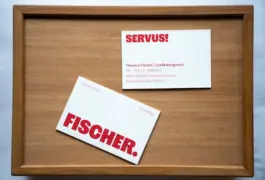 Zu sehen ist die Visitenkarte für Theresa Fischer Grafikdesign, kurz FISCHER. Design. Gestaltet von der Grafikdesignerin Theresa Fischer aus Oberau bei Garmisch-Partenkirchen.