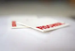 Zu sehen ist die Visitenkarte für Theresa Fischer Grafikdesign, kurz FISCHER. Design. Gestaltet von der Grafikdesignerin Theresa Fischer aus Oberau bei Garmisch-Partenkirchen.