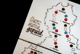 Zu sehen ist das Brettspiel rund ums Thema Oberbayern. Das Brettspiel wurde entwickelt und gestaltet von Grafikdesignerin Theresa Fischer aus Oberau bei Garmisch-Partenkirchen.