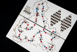 Zu sehen ist das Brettspiel rund ums Thema Oberbayern. Das Brettspiel wurde entwickelt und gestaltet von Grafikdesignerin Theresa Fischer aus Oberau bei Garmisch-Partenkirchen.