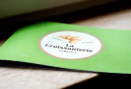 Zum sehen ist die Speisekarte der Croissanterie Gabriels in Seefeld am Pilsensee. Gestaltet von der Grafikdesignerin Theresa Fischer aus Oberau bei Garmisch-Partenkirchen.